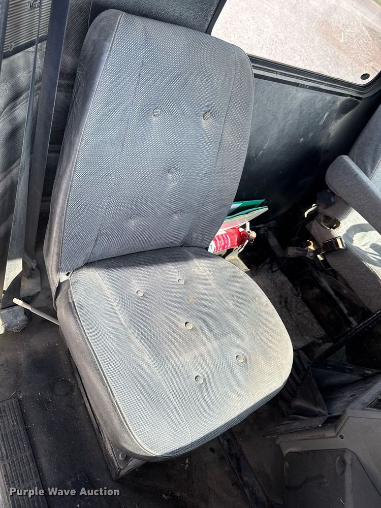 image for item DT0687 1993 Mack CH613 truck cab and chassis