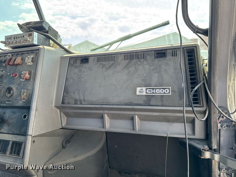 image for item DT0687 1993 Mack CH613 truck cab and chassis
