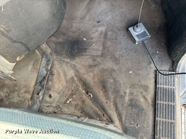 image for item DT0687 1993 Mack CH613 truck cab and chassis