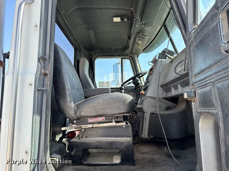 image for item DT0687 1993 Mack CH613 truck cab and chassis