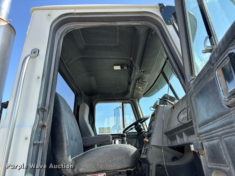 image for item DT0687 1993 Mack CH613 truck cab and chassis