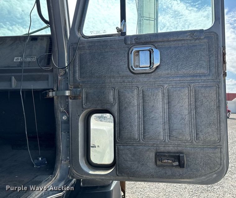 image for item DT0687 1993 Mack CH613 truck cab and chassis