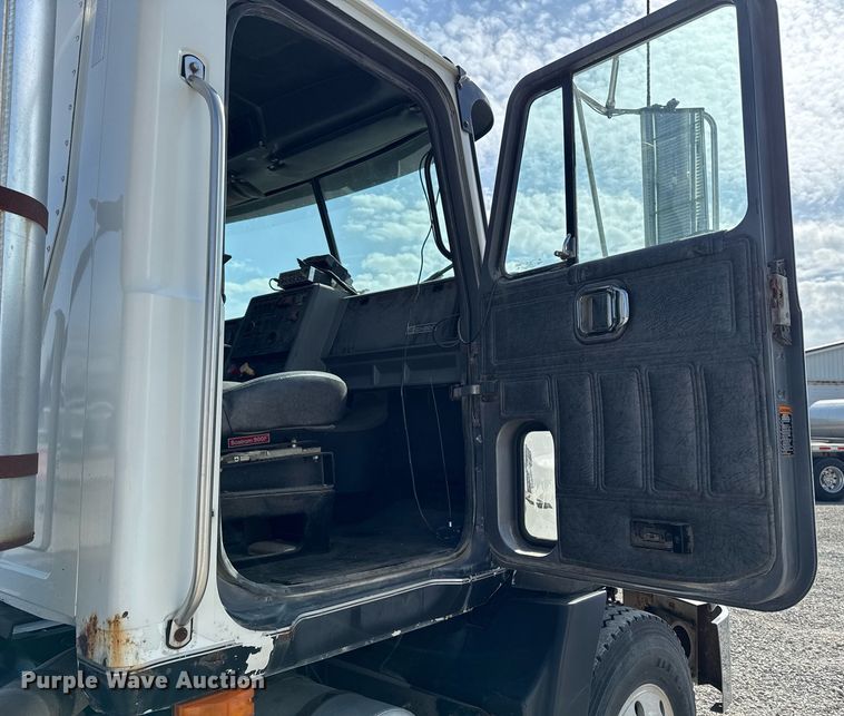 image for item DT0687 1993 Mack CH613 truck cab and chassis