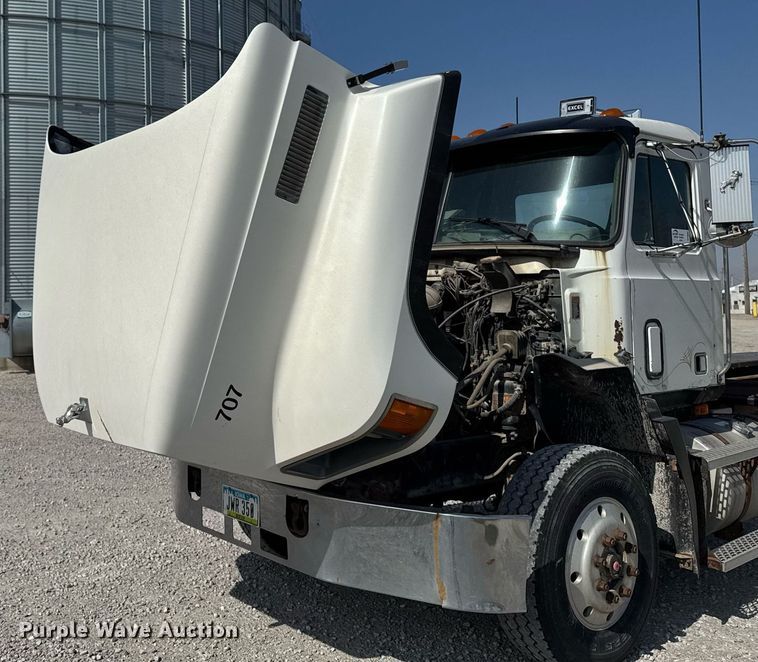 image for item DT0687 1993 Mack CH613 truck cab and chassis