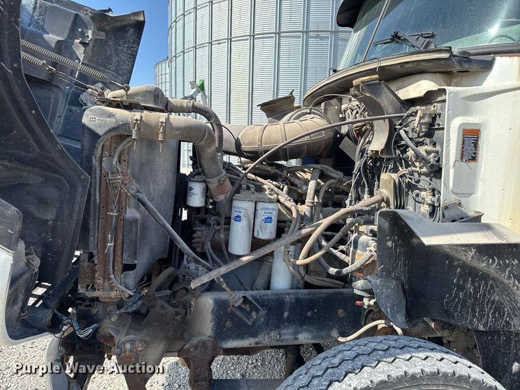 image for item DT0687 1993 Mack CH613 truck cab and chassis