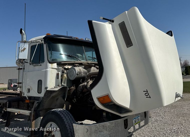 image for item DT0687 1993 Mack CH613 truck cab and chassis