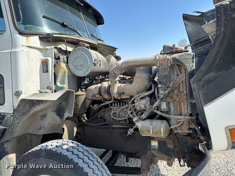 image for item DT0687 1993 Mack CH613 truck cab and chassis