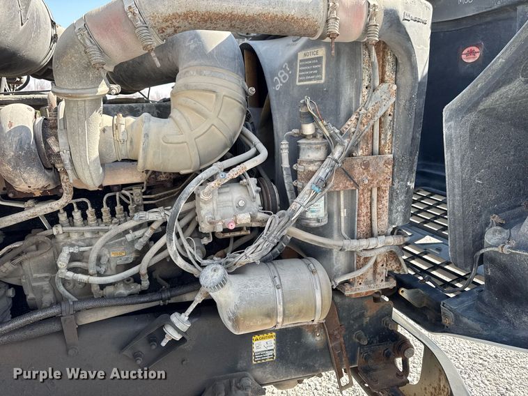 image for item DT0687 1993 Mack CH613 truck cab and chassis