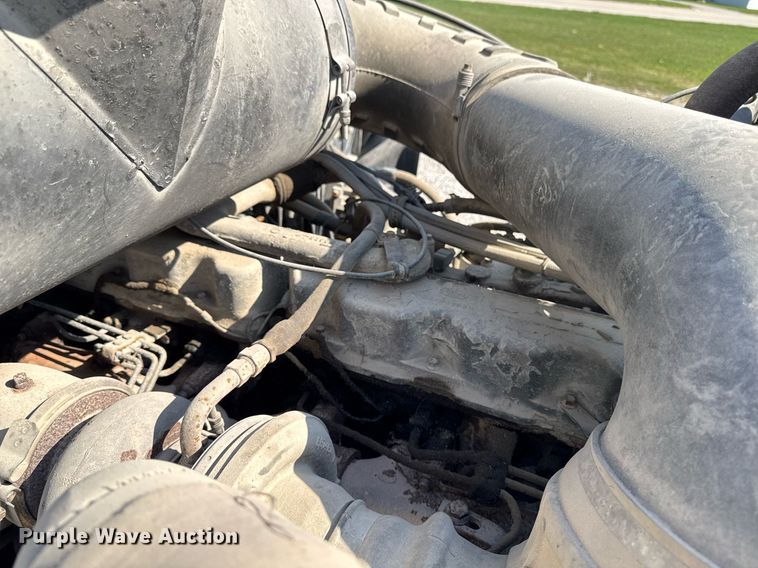 image for item DT0687 1993 Mack CH613 truck cab and chassis