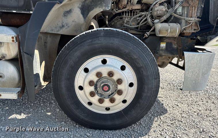 image for item DT0687 1993 Mack CH613 truck cab and chassis