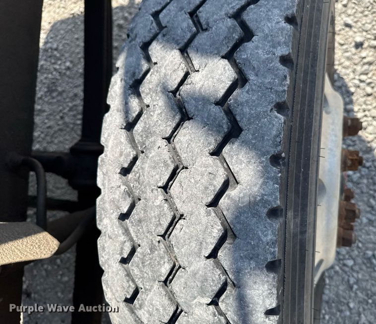 image for item DT0687 1993 Mack CH613 truck cab and chassis