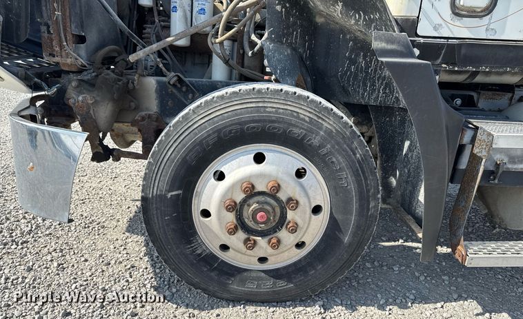 image for item DT0687 1993 Mack CH613 truck cab and chassis