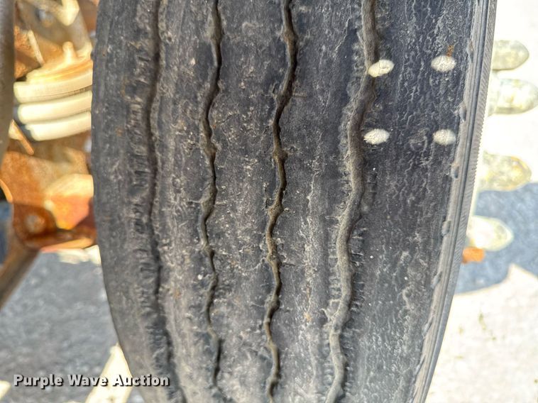 image for item DT0687 1993 Mack CH613 truck cab and chassis