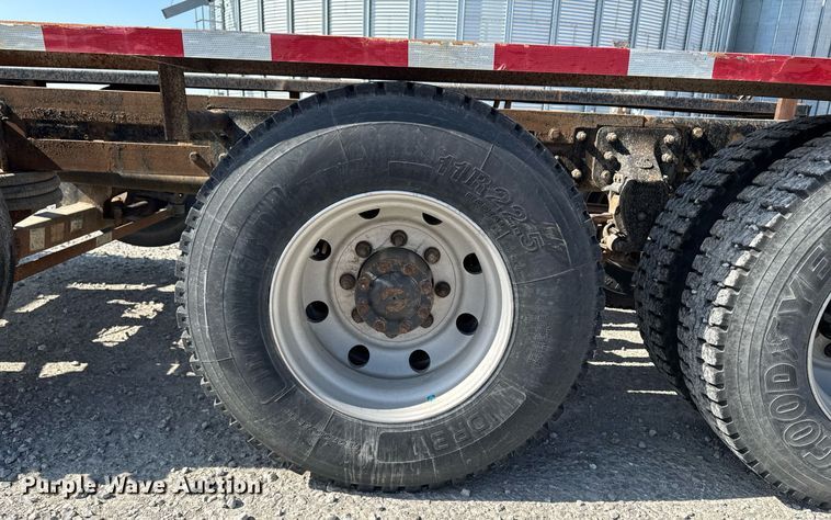 image for item DT0687 1993 Mack CH613 truck cab and chassis