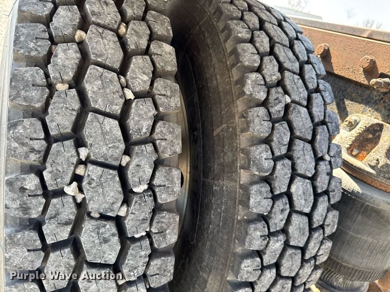 image for item DT0687 1993 Mack CH613 truck cab and chassis