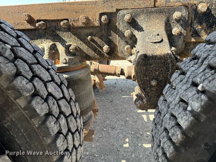 image for item DT0687 1993 Mack CH613 truck cab and chassis