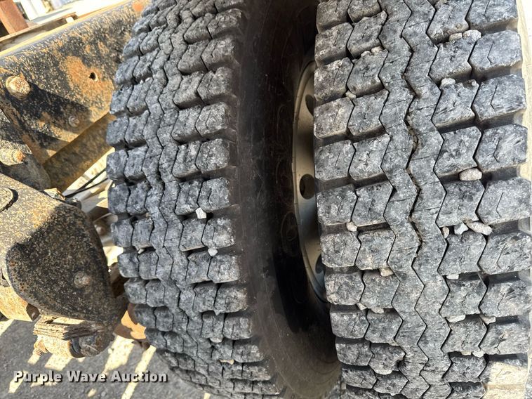 image for item DT0687 1993 Mack CH613 truck cab and chassis