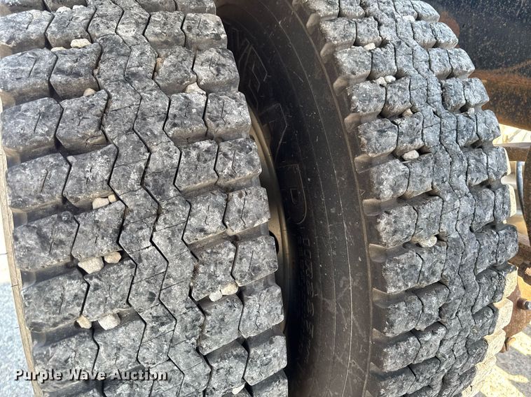 image for item DT0687 1993 Mack CH613 truck cab and chassis