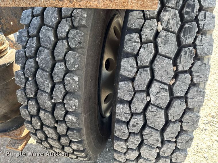 image for item DT0687 1993 Mack CH613 truck cab and chassis