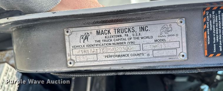 image for item DT0687 1993 Mack CH613 truck cab and chassis