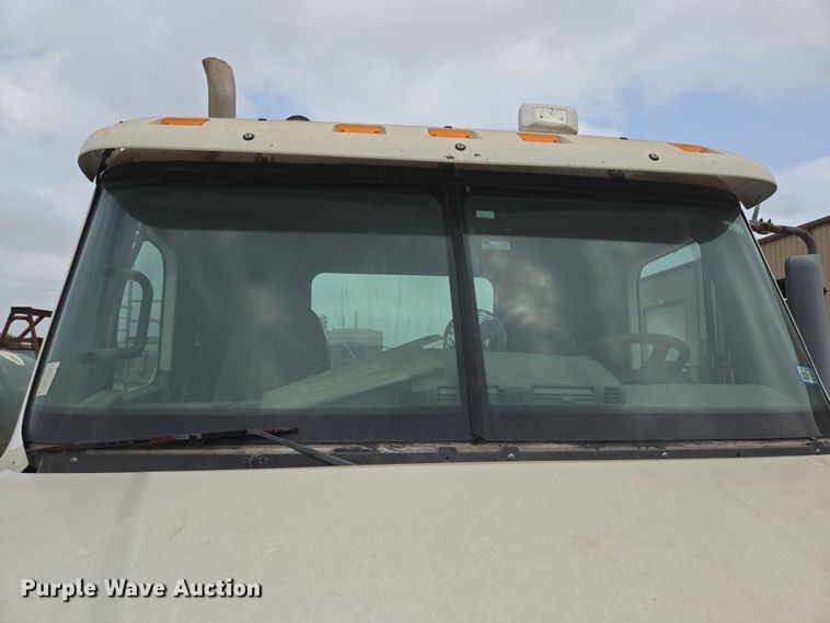 image for item DT4784 2006 Freightliner CL120 semi truck