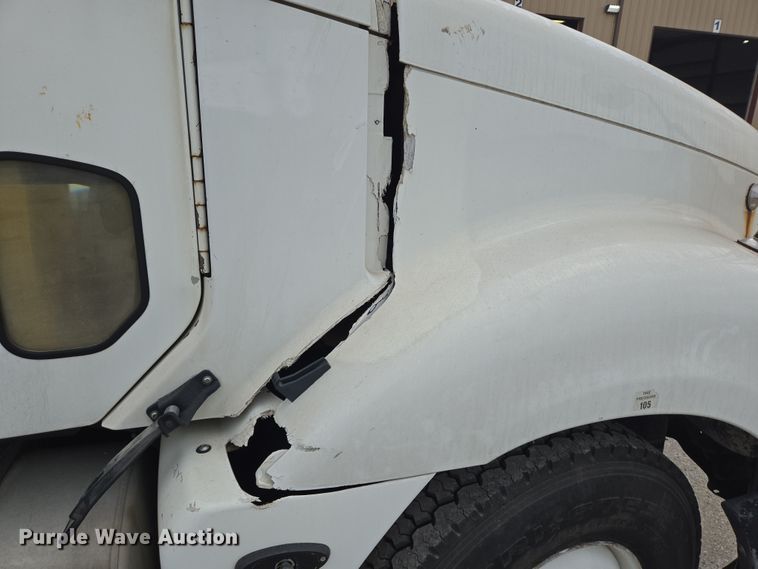 image for item DT4784 2006 Freightliner CL120 semi truck