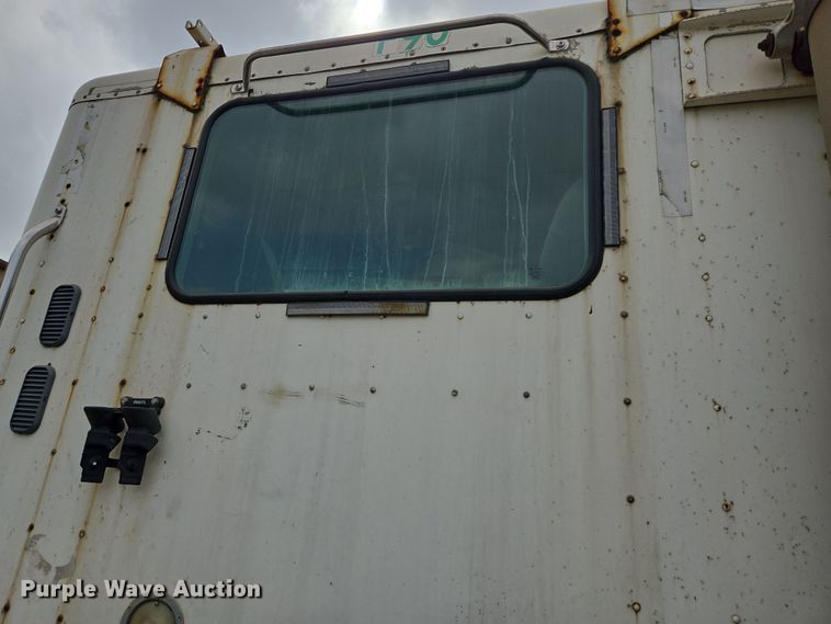 image for item DT4784 2006 Freightliner CL120 semi truck