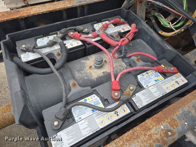 image for item DT4784 2006 Freightliner CL120 semi truck