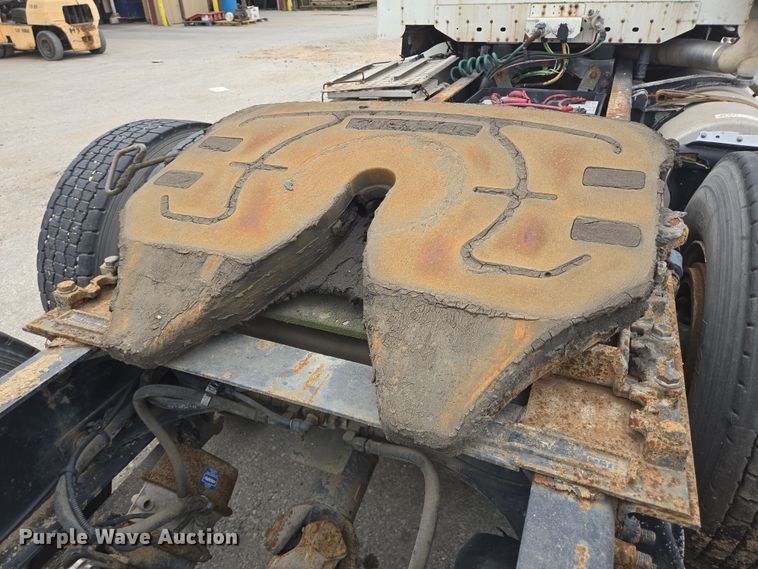 image for item DT4784 2006 Freightliner CL120 semi truck