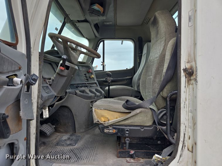 image for item DT4784 2006 Freightliner CL120 semi truck