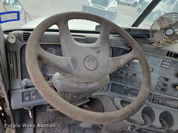 image for item DT4784 2006 Freightliner CL120 semi truck