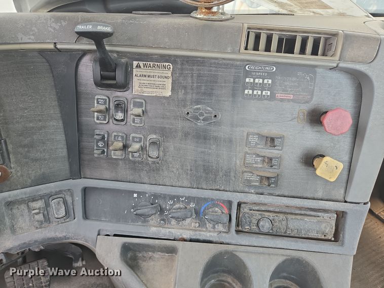 image for item DT4784 2006 Freightliner CL120 semi truck