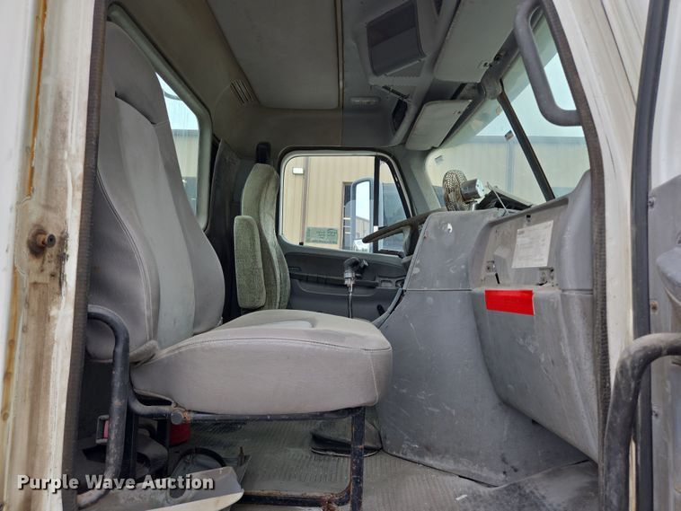 image for item DT4784 2006 Freightliner CL120 semi truck