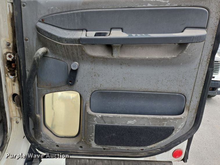 image for item DT4784 2006 Freightliner CL120 semi truck