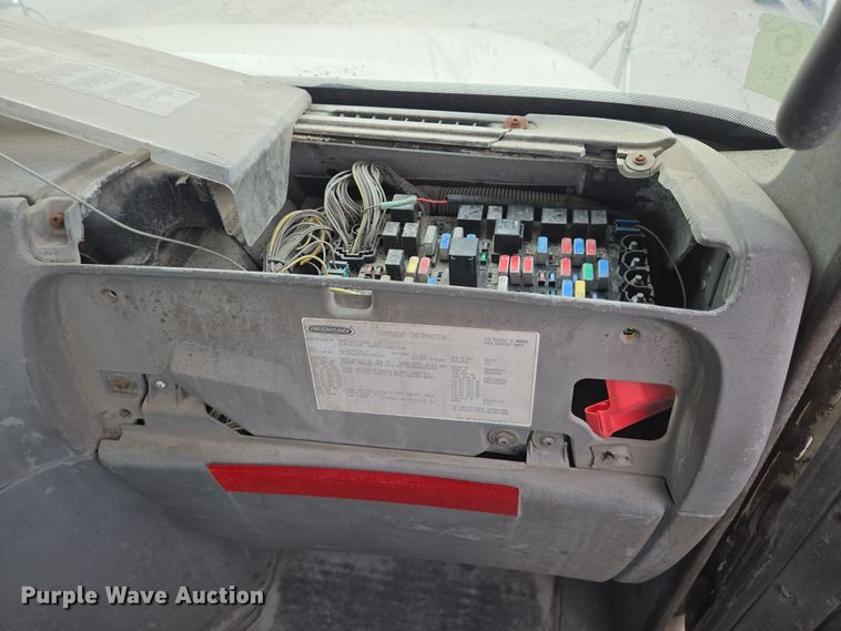 image for item DT4784 2006 Freightliner CL120 semi truck