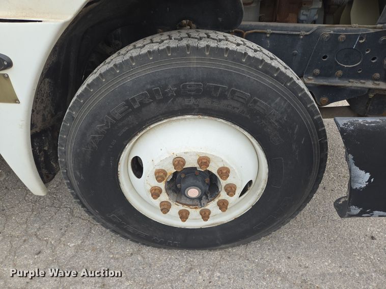 image for item DT4784 2006 Freightliner CL120 semi truck