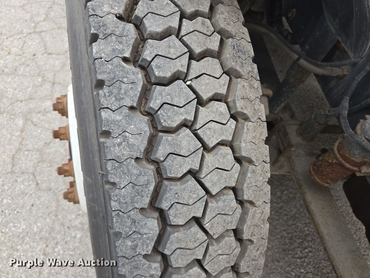 image for item DT4784 2006 Freightliner CL120 semi truck