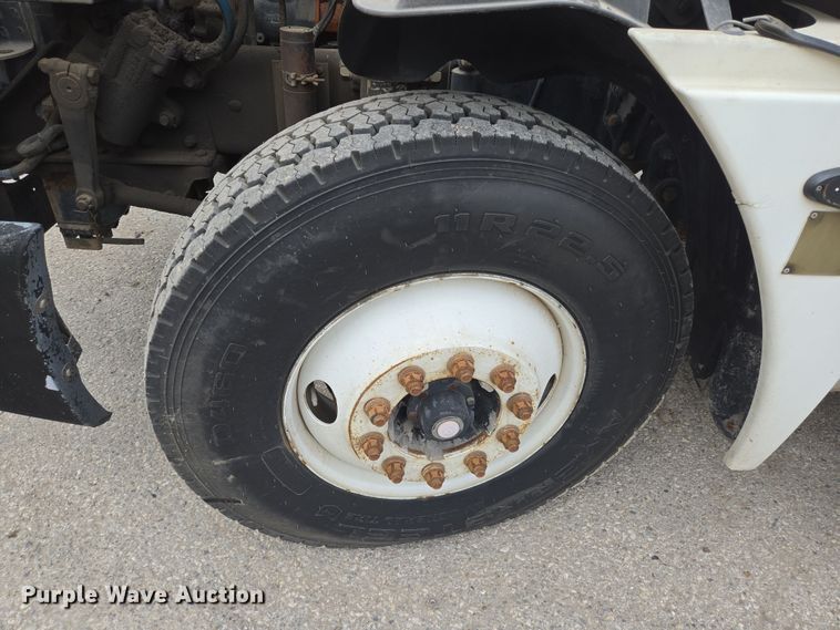 image for item DT4784 2006 Freightliner CL120 semi truck