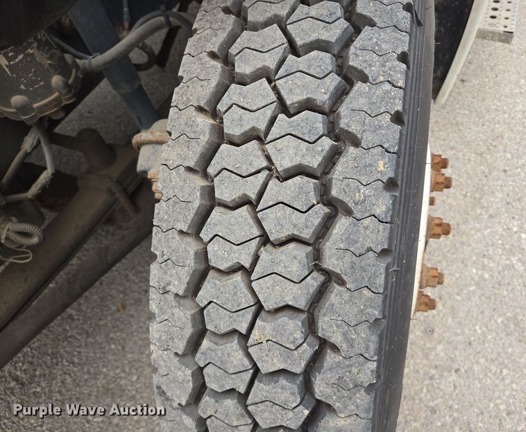 image for item DT4784 2006 Freightliner CL120 semi truck