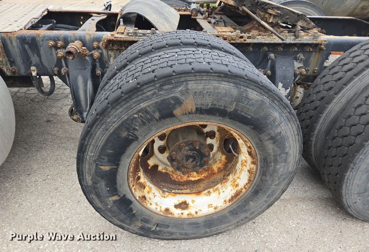 image for item DT4784 2006 Freightliner CL120 semi truck