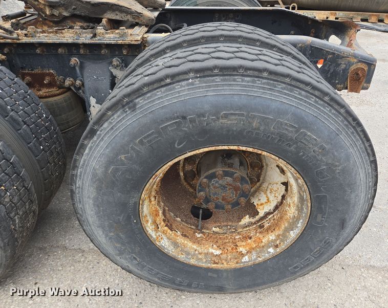 image for item DT4784 2006 Freightliner CL120 semi truck