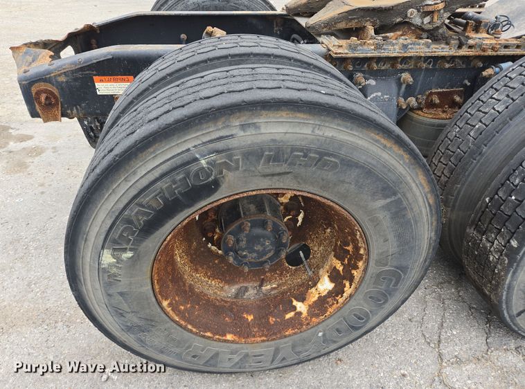 image for item DT4784 2006 Freightliner CL120 semi truck