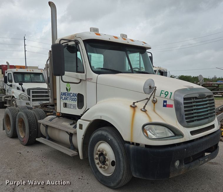 image for item DT4785 2007 Freightliner CL120 semi truck