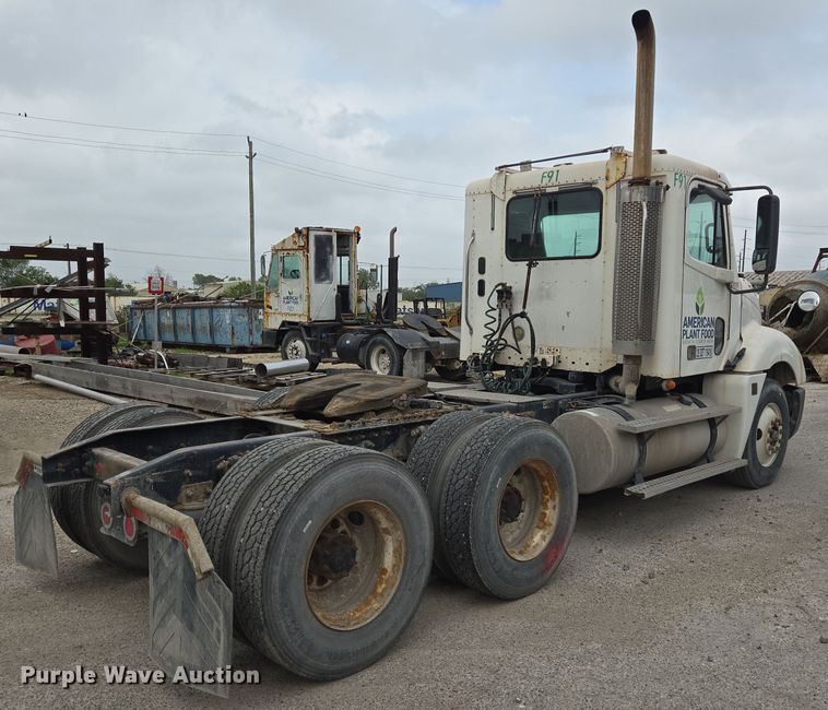 image for item DT4785 2007 Freightliner CL120 semi truck