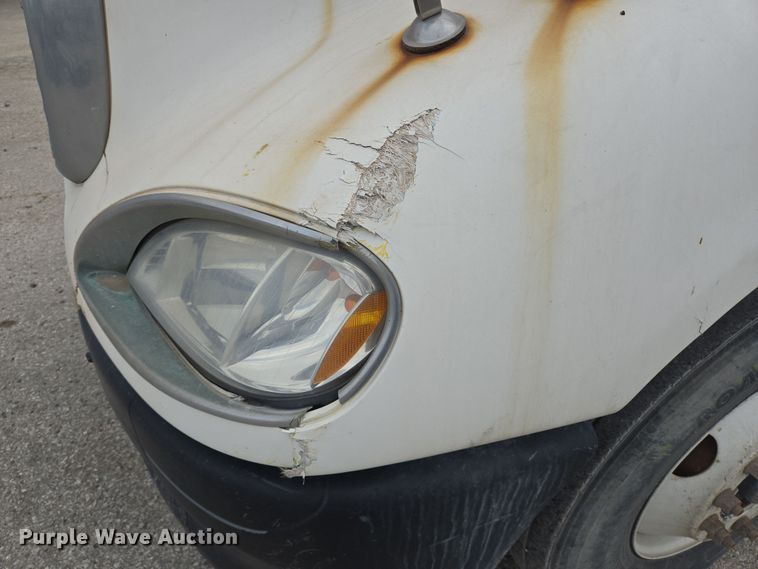 image for item DT4785 2007 Freightliner CL120 semi truck