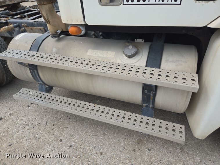 image for item DT4785 2007 Freightliner CL120 semi truck