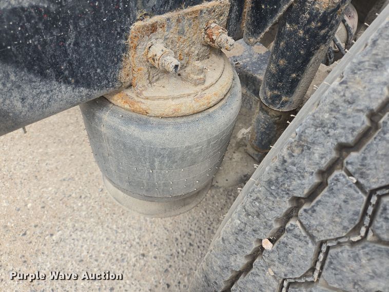 image for item DT4785 2007 Freightliner CL120 semi truck