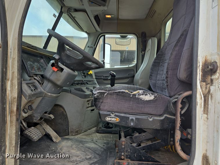 image for item DT4785 2007 Freightliner CL120 semi truck