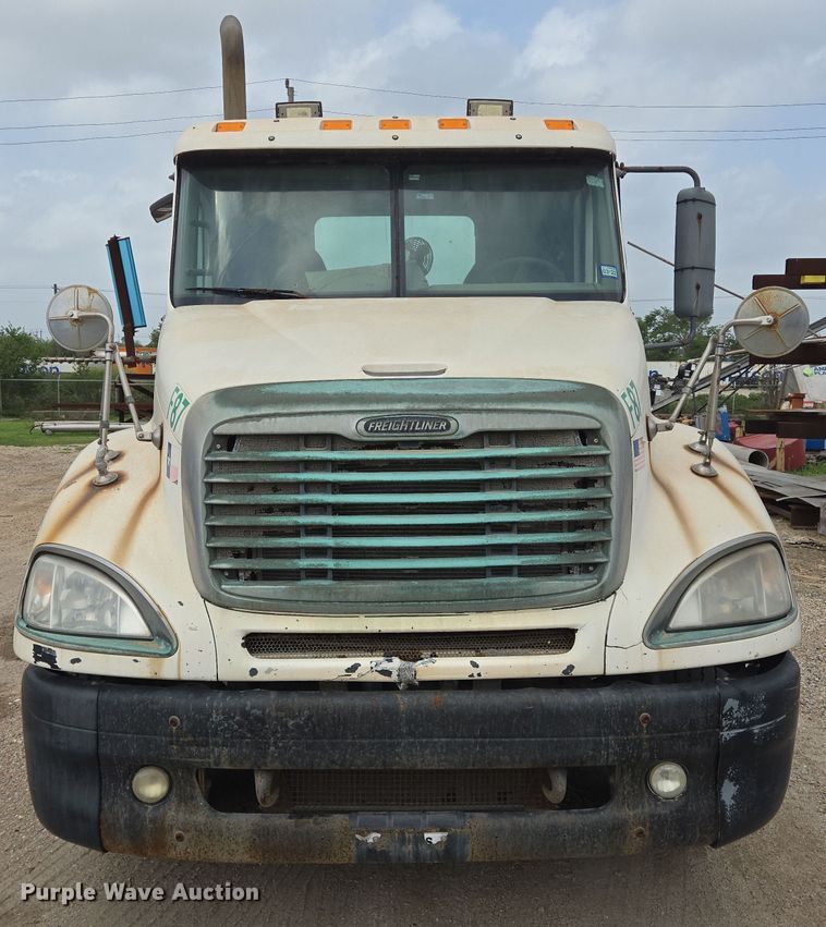 image for item DT4786 2005 Freightliner CL120 semi truck