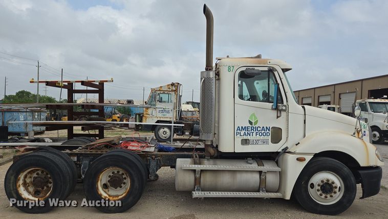 image for item DT4786 2005 Freightliner CL120 semi truck